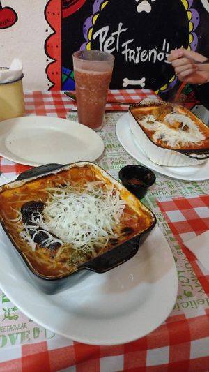 Nada que decir, de las mejores lasañas que he probado en mi vida! Bien condimentadas, hechas en el momento, muy contundentes y esos pocillos le dan un toque más hogareño. Sin du at Lazy Vegan in Santiago