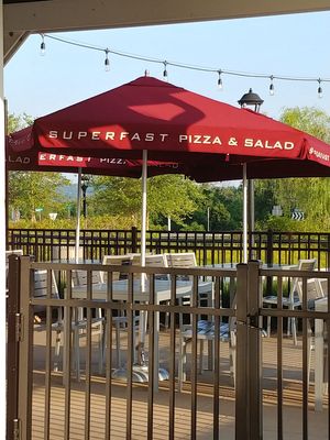Outside seating at Mod Pizza in Purcellville