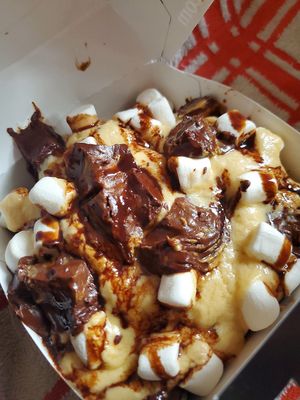 oompa loompa roll with choc peanut butter cups, peanut butter frosting and dandies marshmallows at Cinnaholic in San Jose