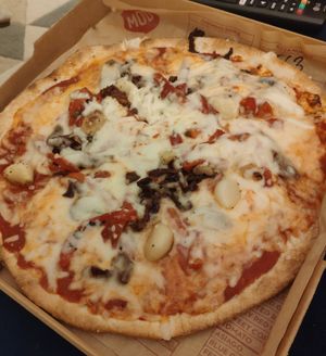 Sun dried tomatoes, vegan cheese, whole roasted garlic pizza at Mod Pizza - Pinnacle Building in Leeds