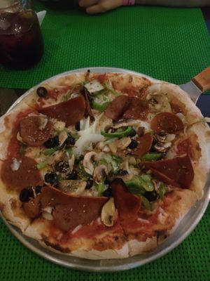 Pizza supercombinado vegana at Pizzeria Artesana in Copecito