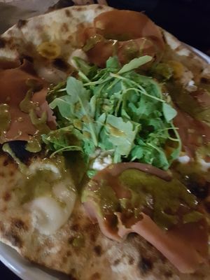 Personal creation: cashew mozzarella with vegan mortadala, pistachio cream and arigla. Just 8 euros at Lore Pizzeria in Lecce