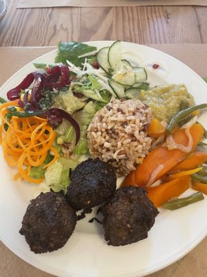 Main - salad, vegetables and the option tofu balls  at Miquetes in Barcelona