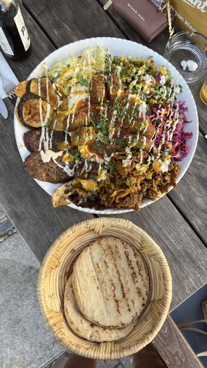 Sharing is caring Platte für 2 at Hummus Küch' in Frankfurt