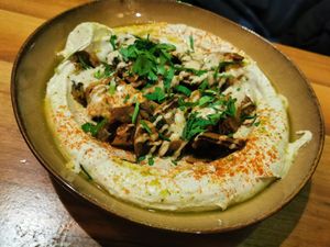 Hummus and mushrooms at Hummus Küch' in Frankfurt