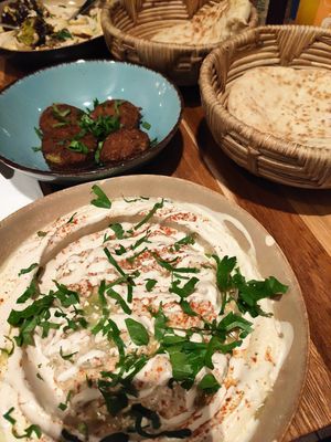 Baba Ganoush, Hummus, Falafel, Pita at Hummus Küch' in Frankfurt