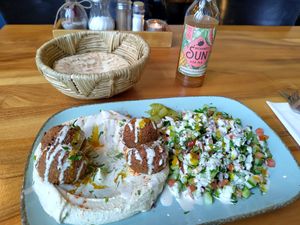 Hummus mit Falafel und Salat at Hummus Küch' in Frankfurt