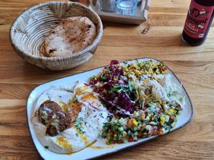 Küch' Spezial (Hummus, zwei Falafel, Tabule, Salat) at Hummus Küch' in Frankfurt