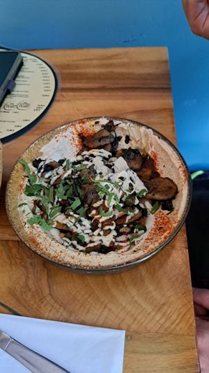 Hummus with mishrooms at Hummus Küch' in Frankfurt
