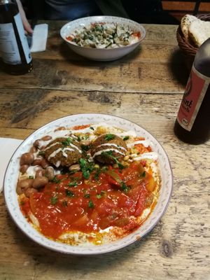 Hummus mit Shakshouka, Falalel und Bohnen at Hummus Küch' in Frankfurt
