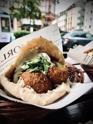 Beste Falafel mit Hummus im Pita 💚 at Hummus Küch' in Frankfurt