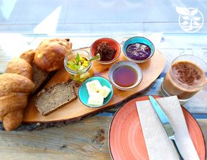 They offer different breakfast variations. This is with banana-bread, fruit salad, a small smoothie, vegan honey, selfmade chocolate cream, jam, bread, croissant and a sweet bun. at Vabiou's in Hamburg