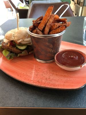 Ninja burger, sweet potato fries and ketchup at Vabiou's in Hamburg