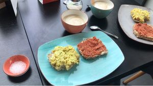 Vegane Eiersalat und Mettbrötchen mit Cappuccino  at Vabiou's in Hamburg