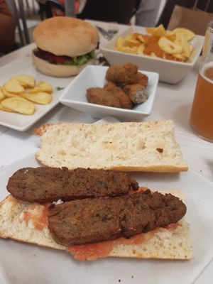 Bocadillo, croquetas y hamburguesa. TODO VEGANO🌱 at La Casa de la Montaña in Jaca