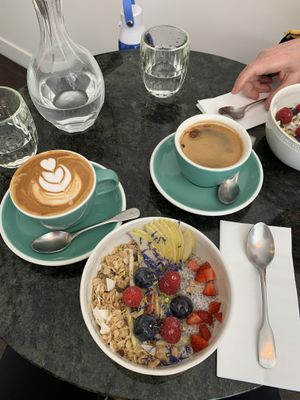 Flat white lait d’amande; pouding au chia; americano; yaourt au granola caché à droite. Divin!  at Cuppa Cafe in Paris