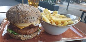 Hüttenzauber Burger and fries at Peter Pane in Braunschweig