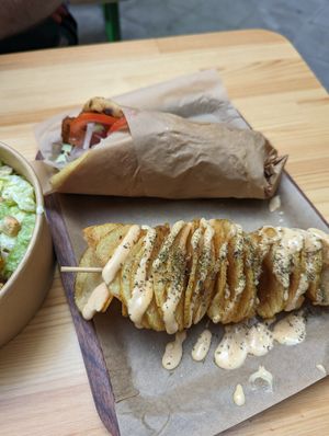 Amazing spiral potatoes 🤤 at Vegan Beat in Athens