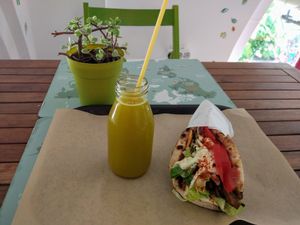 Vegan mushroom souvlaki with lemon juice at Vegan Beat in Athens