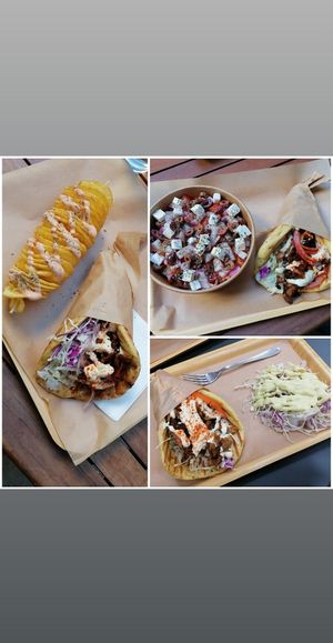 Space Gyros, Spiralkartoffel, Dakossalat, Beilagensalat at Vegan Beat in Athens