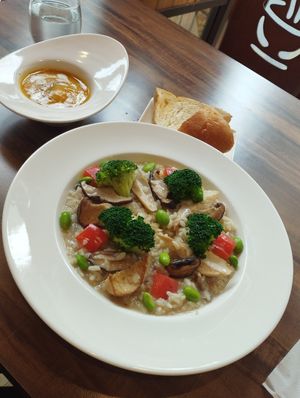 Risoto de hongos. Un platillo caliente, reconfortante y delicioso 😋 at LN Fortunate Coffee 幸福咖啡 in Taoyuan