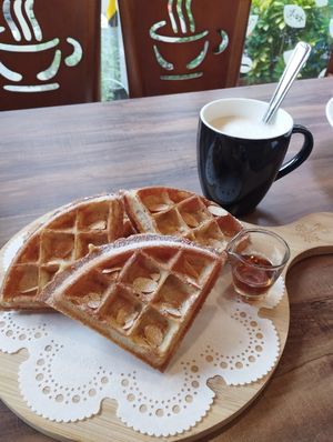 Waffles con maple y mechada de soya. Muy buen sabor y textura at LN Fortunate Coffee 幸福咖啡 in Taoyuan