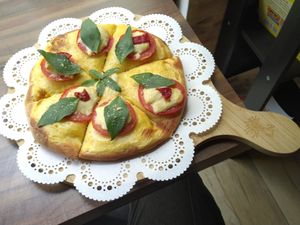 8寸(瑪格麗特)比薩 at LN Fortunate Coffee 幸福咖啡 in Taoyuan