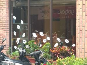 店面玻璃牆 at LN Fortunate Coffee 幸福咖啡 in Taoyuan