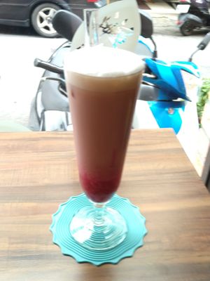 去冰草莓拿堤 at LN Fortunate Coffee 幸福咖啡 in Taoyuan