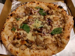 Mushroom pizza at Pizzeria Verace - Streliska in Ljubljana