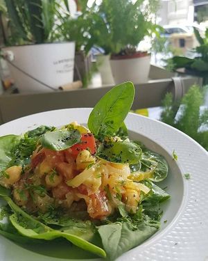 Ensalada cn garbanzos at Barlovento in A Coruna