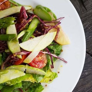 Ensalada cn manzana y espárragos verdes at Barlovento in A Coruna