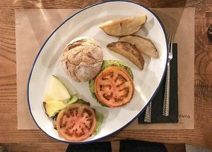 Hamburguesa antigua de aguacate y quinoa era espectacular at Barlovento in A Coruna