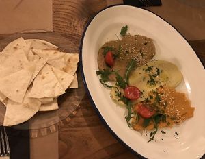 Tortilla chips con hummus at Barlovento in A Coruna