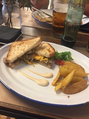 Sándwich de champiñones con queso cheddar 🧀  at Barlovento in A Coruna