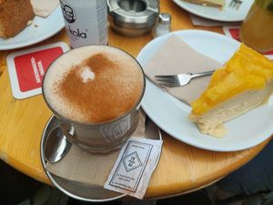 Chai Latte mit Hafermilch und veganer Käsekuchen at Picknick Cafe Bar in Frankfurt