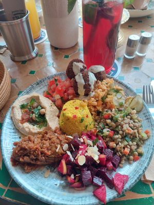 Picknick Teller mit Falafel at Picknick Cafe Bar in Frankfurt