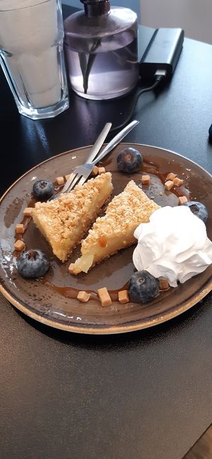 Vegan salted caramel appel crumble at Olivia's Maastricht in Maastricht