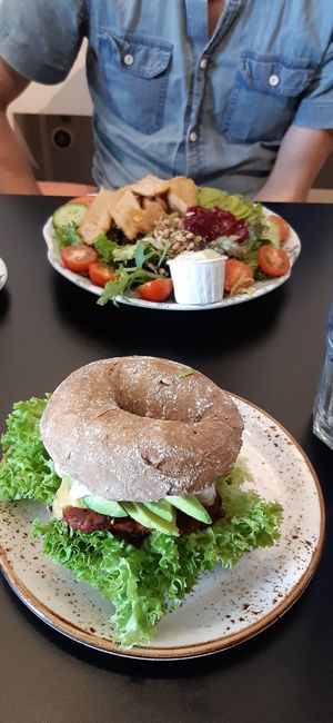 Faux chicken salade en avocado bagel at Olivia's Maastricht in Maastricht