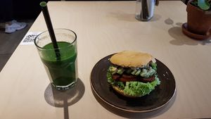 Bagel en smoothie at Olivia's Maastricht in Maastricht