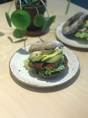 🥯 with marinated tempeh, hummus, 🥬 and 🥑. Delicious! Lots of vegan options, also nice for omnivores. Boyfriend had a tuna bagel, he was very impressed. Generously with top at Olivia's Maastricht in Maastricht