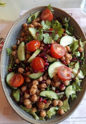Chickpea fresh salad at eatDOORI - Kaiserstrasse in Frankfurt