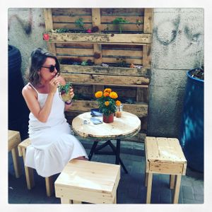 Tranquil outside seating area at Golden Sun Kombucha in Tel Aviv