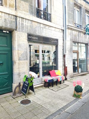 Entrance with sitting area at Cocoelle Patisserie Vegetale in Besancon
