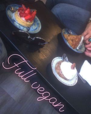 De gauche à droite : tarte aux fraises, carrot cake, banofee pie at Cocoelle Patisserie Vegetale in Besancon