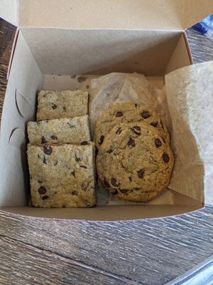 Chocolate chip cherry cookie bar and chocolate chip cookies at Pattycake Bakery in Columbus