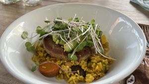 Loko moku was dry and tasteless. It was supposed to be in a half pineapple but they ran out😒 at Moku Roots in Kula