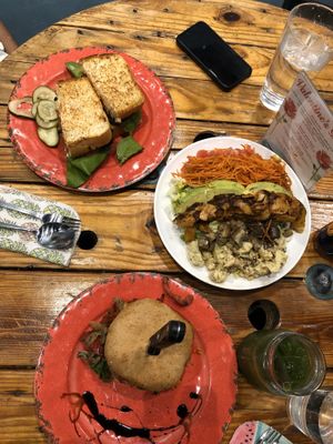 Isn’t it beautiful! Prefect Friday dinner 🥰 at Moku Roots in Kula