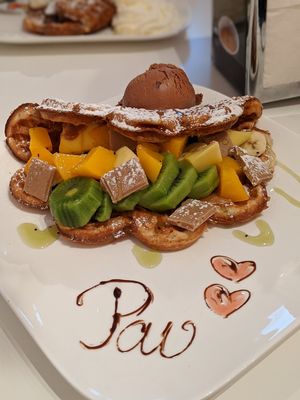 Vegan waffle with peanut butter, fruit, vegan hazelnut chocolate and vegan chocolate ice cream at Waffelicious in Eindhoven