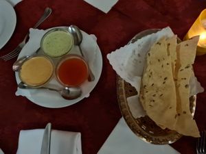 Gruß aus der Küche - nur die rote Soße ist vegan at Sangam in Augsburg